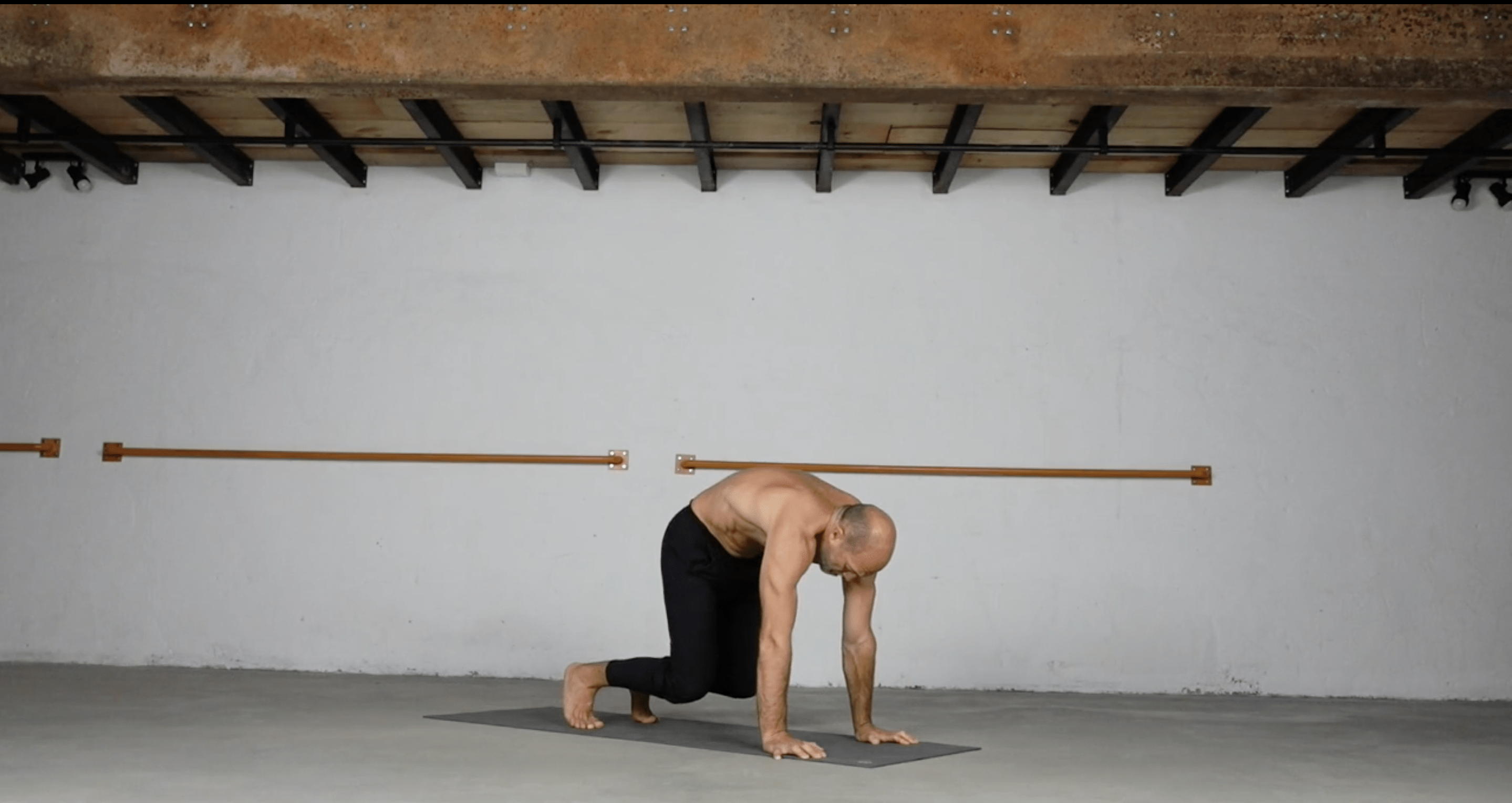 Tuck Handstand explained – Primal Moves